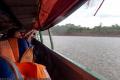 La lluvia que cae sobre la selva obliga a cerrar las ventanas de la embarcación. Río Huallaga.