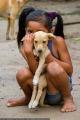 Niña con su mascota en la orilla del río Huallaga.